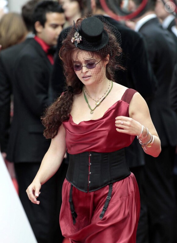 Helena Bonham Carter sur le tapis rouge des Baftas à Londres pour les récompenses des oeuvres télévisées britanniques le 6 juin 2010