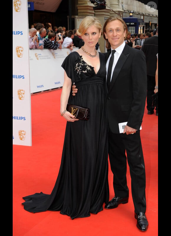 Emilia Fox et Jeremy Gilley sur le tapis rouge des Baftas à Londres pour les récompenses des oeuvres télévisées britanniques le 6 juin 2010