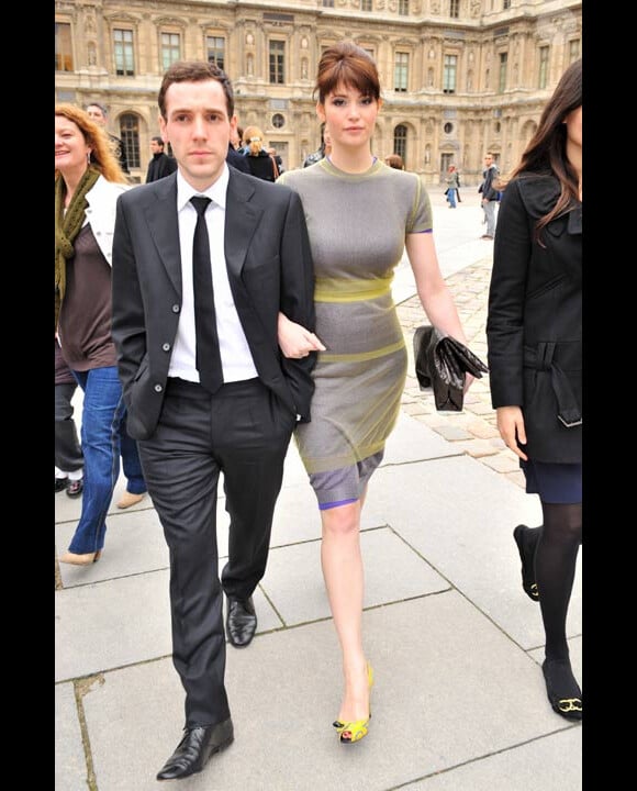 Gemma Arterton et Stefano Catelli, en mars 2008, arrivent au défilé Louis Vuitton durant la fashion week automne-hiver 2008-2009, à Paris