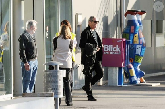 Johnny Hallyday, Laeticia et Jade et Joy arrivent à l'aéroport de Berne  en Suisse, le 3juin 2010 avec leur ami et parrain de Joy, Jean-Claud Darmon.