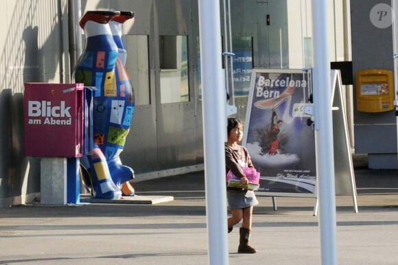 Jade Hallyday arrive à l'aéroport de Berne, en Suisse, le 3 juin 2010 !