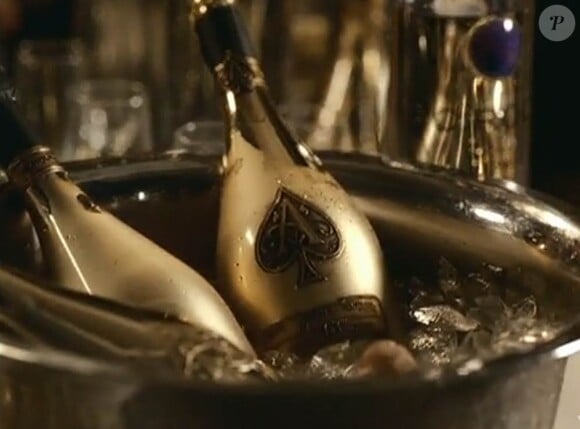 Jay-Z dans son clip Roc Boys dans lequel le fameux champagne Armand de Brignac qui coule à flot !