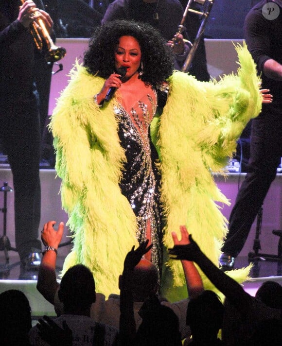 Diana Ross, en paillettes et plumes vertes fluos, en concert à Los Angeles, le 9 juin 2010