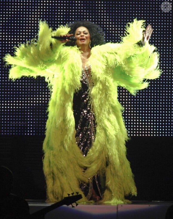 Diana Ross, en paillettes et plumes vertes fluos, en concert à Los Angeles, le 9 juin 2010