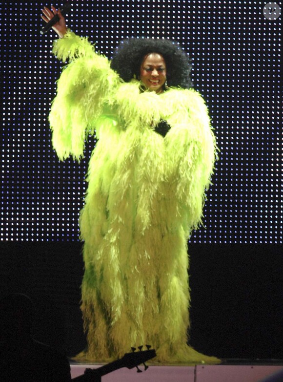 Diana Ross, en paillettes et plumes vertes fluos, en concert à Los Angeles, le 9 juin 2010