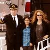 John Travolta, sa femme enceinte Kelly Preston et leur fille Ella, sont arrivés avec son avion à Johannesburg en Afrique du Sud le 10 juin 2010, veille du lancement de la Coupe du monde de football