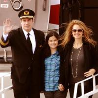 John Travolta débarque en Afrique du Sud pour la Coupe du monde avec sa fille et sa femme enceinte !
