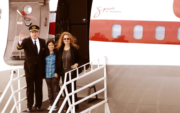 John Travolta, sa femme enceinte Kelly Preston et leur fille Ella, sont arrivés avec son avion à Johannesburg en Afrique du Sud le 10 juin 2010, veille du lancement de la Coupe du monde de football