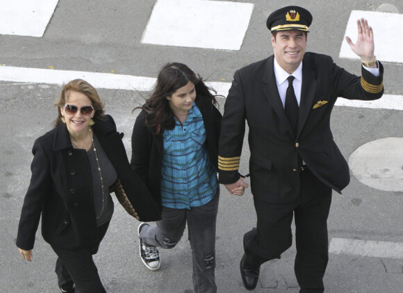John Travolta, sa femme enceinte Kelly Preston et leur fille Ella, sont  arrivés avec son avion à Johannesburg en Afrique du Sud le 10 juin 2010,  veille du lancement de la Coupe du monde de football