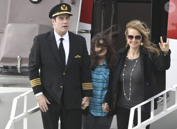 John Travolta, sa femme enceinte Kelly Preston et leur fille Ella, sont  arrivés avec son avion à Johannesburg en Afrique du Sud le 10 juin 2010,  veille du lancement de la Coupe du monde de football