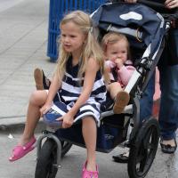 Violet Affleck : A 4 ans et demi, elle squatte la poussette de sa soeur... et Jennifer Garner laisse faire !