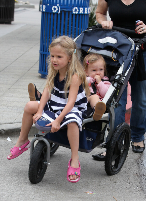Jennifer Garner et ses filles à Los Angeles (6 juin 2010)