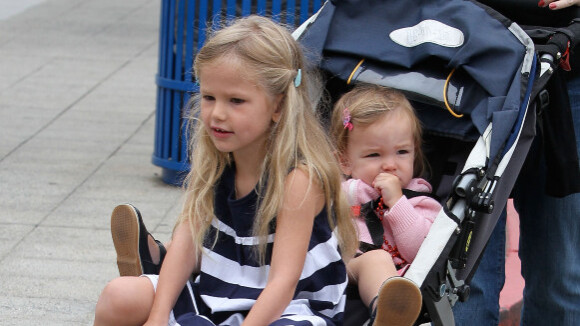Violet Affleck : A 4 ans et demi, elle squatte la poussette de sa soeur... et Jennifer Garner laisse faire !