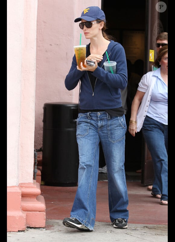 Jennifer Garner sort du starbucks Los Angeles (6 juin 2010)