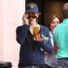 Jennifer Garner sort de starbucks à Los Angeles (6 juin 2010)