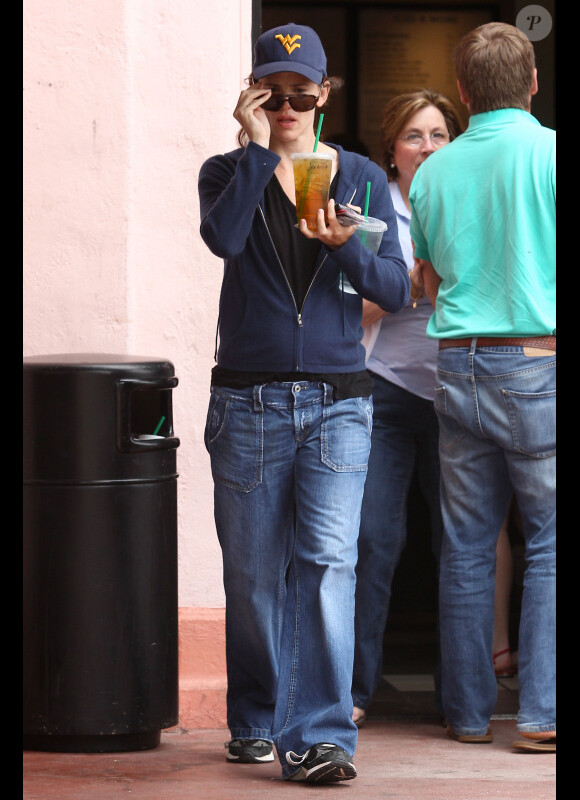 Jennifer Garner sort de starbucks à Los Angeles (6 juin 2010)