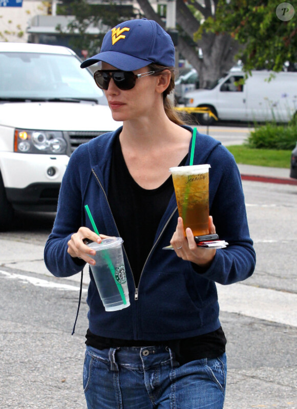 Jennifer Garner sort du Starbucks à Los Angeles (6 juin 2010)