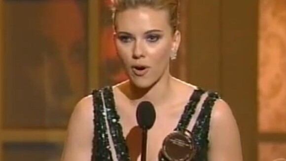 Regardez Scarlett Johansson faire une superbe déclaration à son époux Ryan Reynolds...