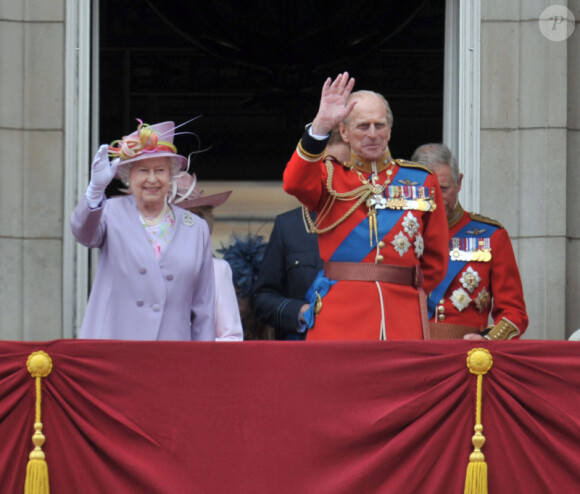La reine Elizabeth II et son époux le prince Philip à la parade Trooping the Colour, le 12 juin 2010, à Londres.