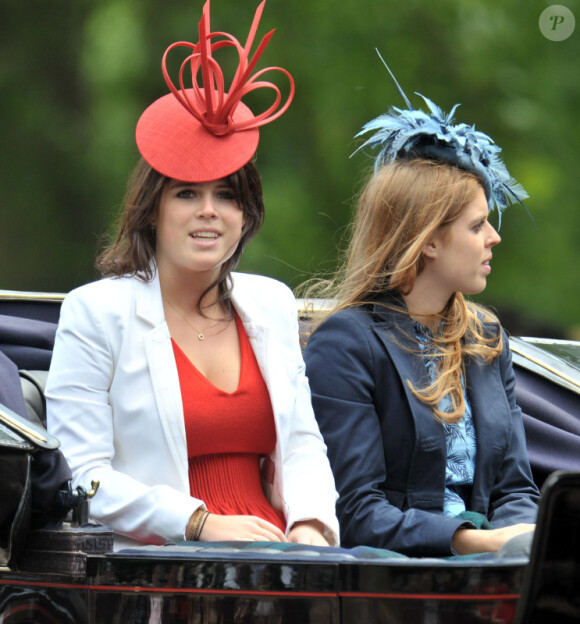 Les princesse Beatrice et Eugenie d'York à la parade Trooping the Colour, le 12 juin 2010, à Londres.