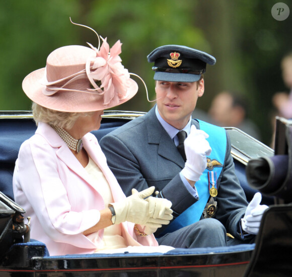 Camilla Parker Bowles et son beau-fils le prince William à la parade Trooping the Colour, le 12 juin 2010, à Londres.