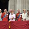 La reine Elizabeth II, le prince Philip, Camilla Parker Bowles, le prince Charles et d'autres membres de la famille royale à la parade Trooping the Colour, le 12 juin 2010, à Londres.