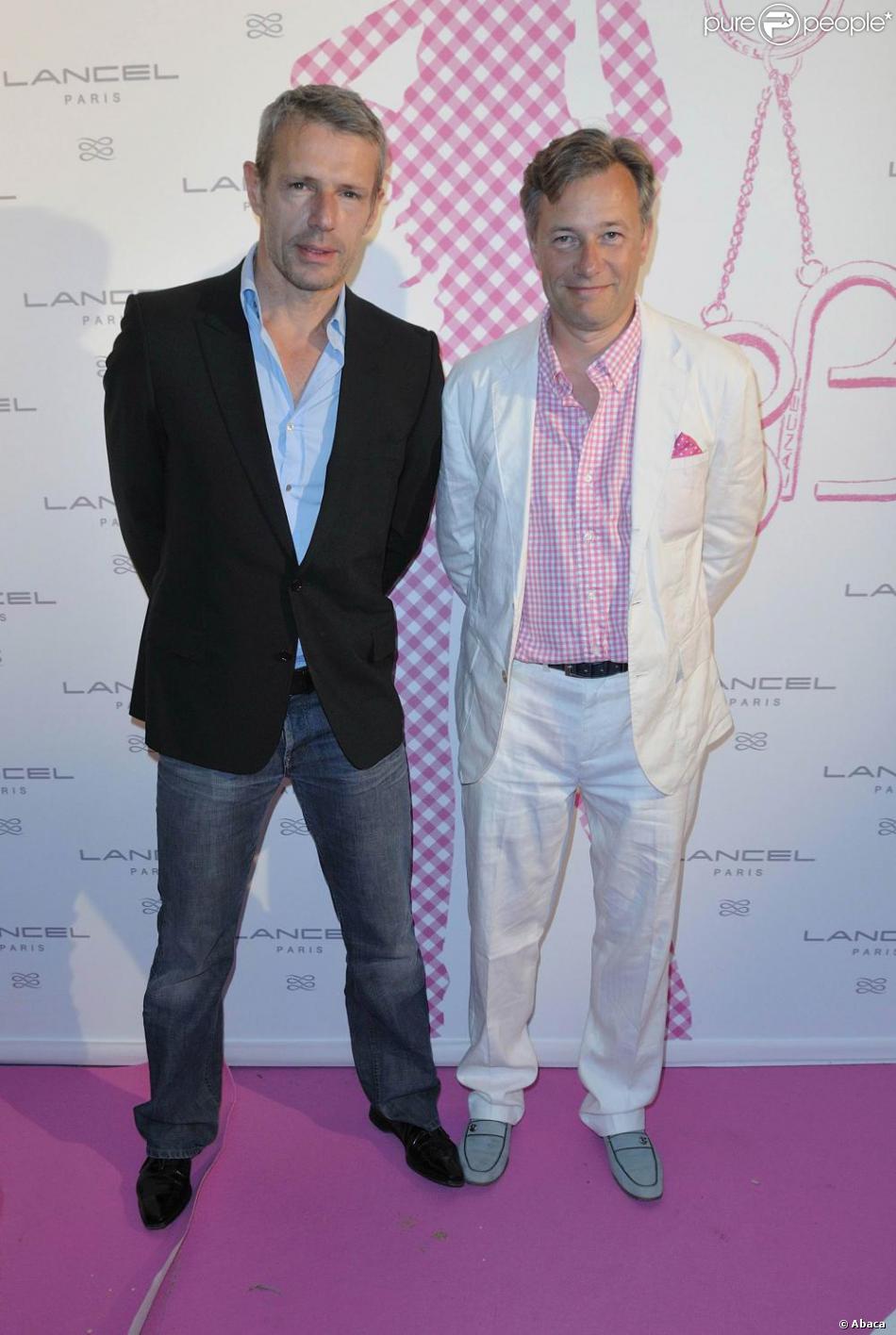 Qui Est Le Fils De Lambert Wilson Lambert Wilson à la soirée Lancel. Il pose aux côtés de Marc Lelandais