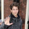 Nick Jonas rencontre des fans, à Londres, à quelques jours de la première de la comédie musicale Les Misérables qu'il interprétera au Queen's Theatre de Londres du 21 juin au 11 juillet.