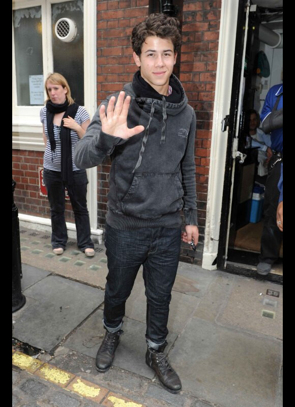 Nick Jonas rencontre des fans, à Londres, à quelques jours de la première de la comédie musicale Les Misérables qu'il interprétera au Queen's Theatre de Londres du 21 juin au 11 juillet.