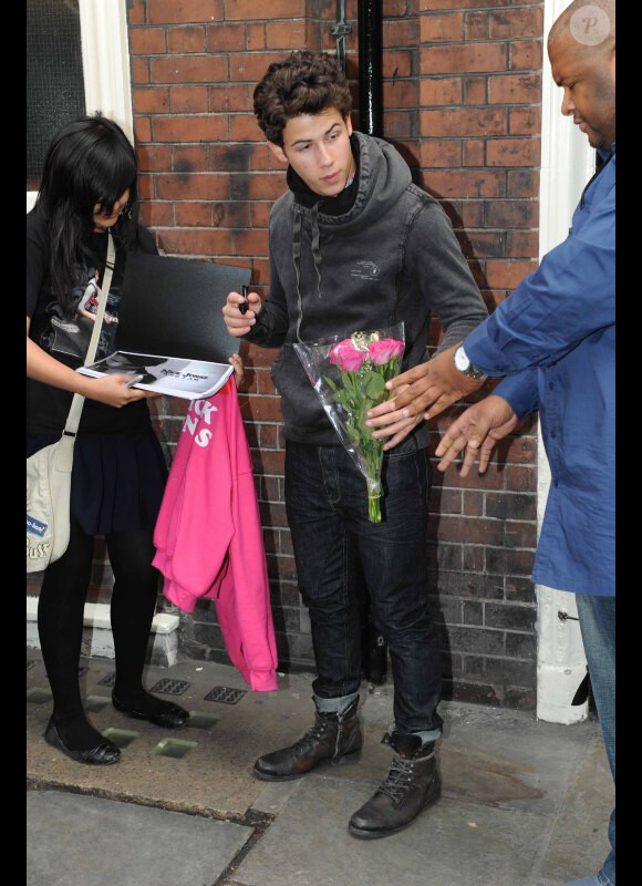 Nick Jonas rencontre des fans, à Londres, à quelques jours de la première de la comédie musicale Les Misérables qu'il interprétera au Queen's Theatre de Londres du 21 juin au 11 juillet.