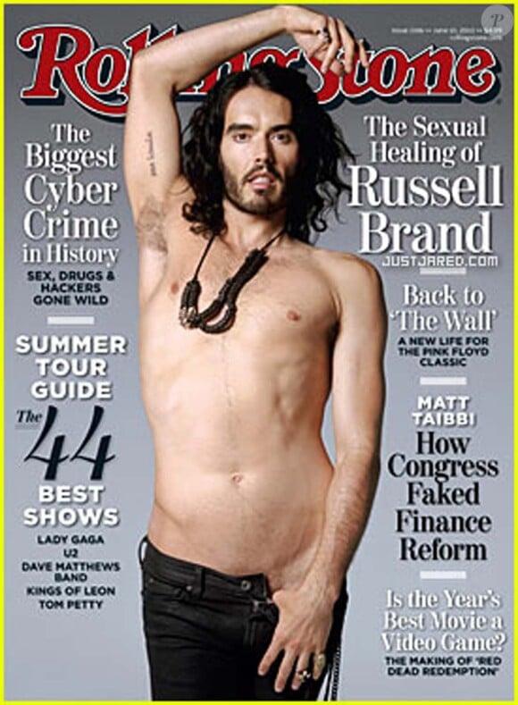 Russell Brand en couverture de Rolling Stone en juin 2010. Tatouage sur le bras droit.