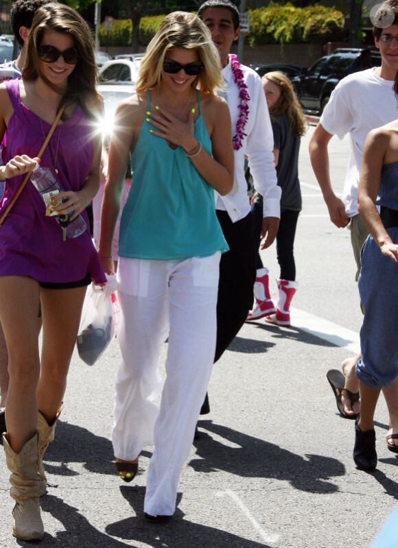 AnnaLynne McCord et sa soeur Rachel à Beverly Hills, le 18 juin 2010