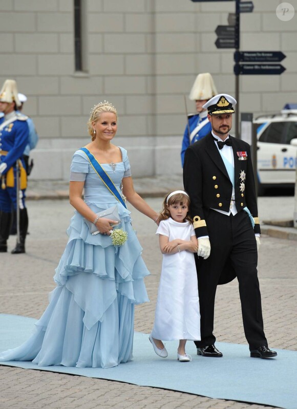 Samedi 19 juin 2010 : Le mariage de la princesse Victoria de Suède et de Daniel Westling, apothéose de leur conte de fées, a été béni par un incroyable cortège de royaux. Mette-Marit et Haakon de Norvège avec leur fille.