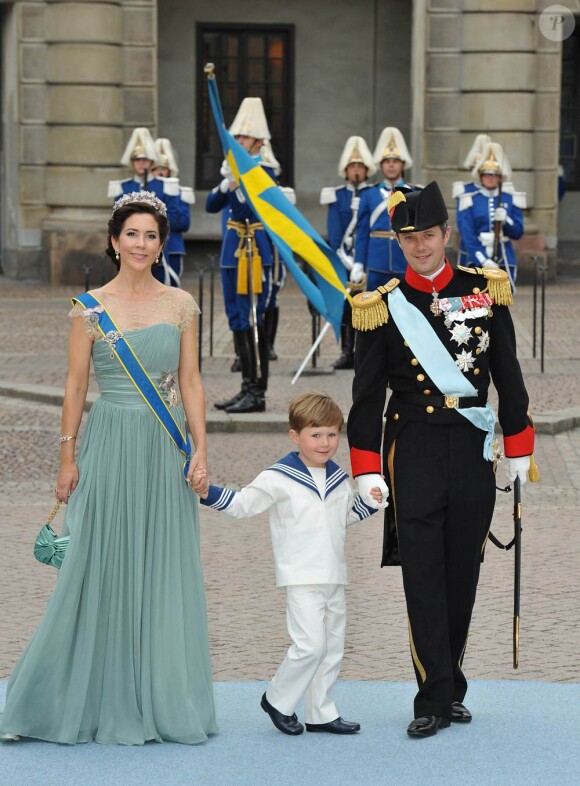 Samedi 19 juin 2010 : Le mariage de la princesse Victoria de Suède et de Daniel Westling, apothéose de leur conte de fées, a été béni par un incroyable cortège de royaux. Mary et Frederik de Danemark avec le prince Christian.