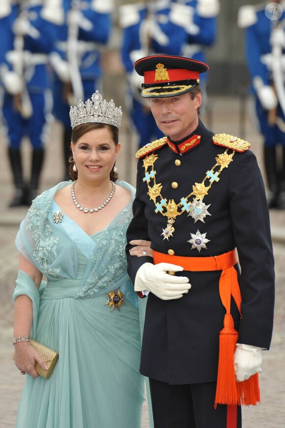 Samedi 19 juin 2010 : Le mariage de la princesse Victoria de Suède et de Daniel Westling, apothéose de leur conte de fées, a été béni par un incroyable cortège de royaux. Le grand duc Henri de Luxembourg et sa femme Maria Teresa.