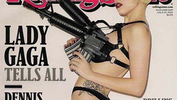 Lady Gaga nue et armée... Attention les yeux !