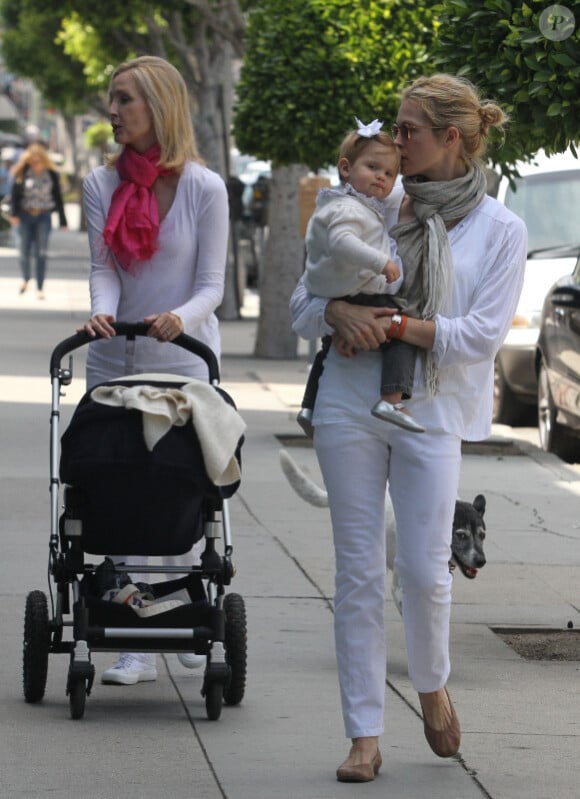 Kelly Rutherford en compagnie de sa mère et de sa fille Helena à Beverly Hills, le 18 juin 2010