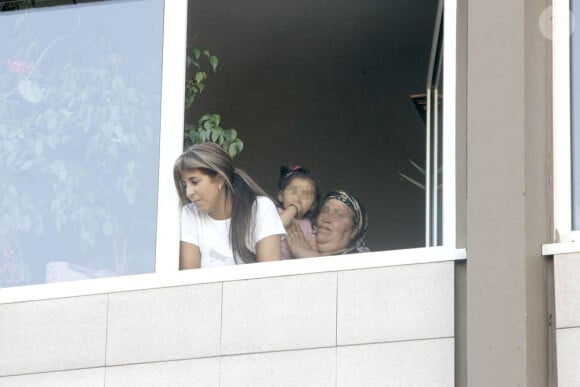 Wahiba Ribéry à la fenêtre de leur ancien appartement dans les HLM à Boulogne-sur-mer, en juillet 2006
