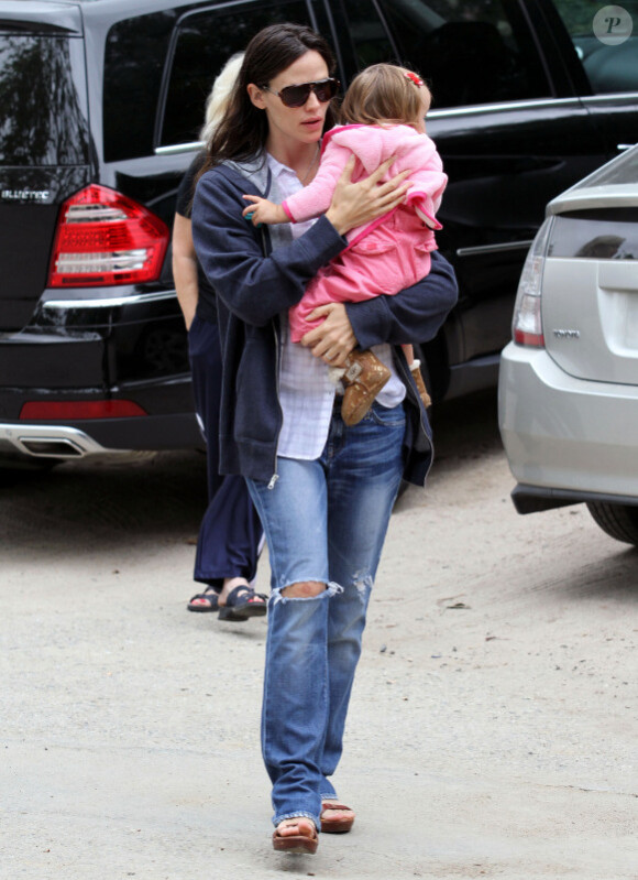 Jennifer Garner s'occupe de ses adorables Seraphina et Violet Affleck. Après avoir emmené Violet chez des amis pour un goûter, elle en profite pour montrer des chevaux à Seraphina dans un Haras le 21 juin 2010