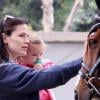 Jennifer Garner s'occupe de ses adorables Seraphina et Violet Affleck. Après avoir emmené Violet chez des amis pour un goûter, elle en profite pour montrer des chevaux à Seraphina dans un Haras le 21 juin 2010