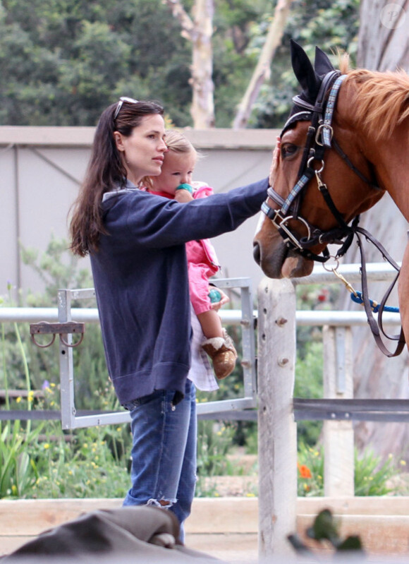 Jennifer Garner s'occupe de ses adorables Seraphina et Violet Affleck. Après avoir emmené Violet chez des amis pour un goûter, elle en profite pour montrer des chevaux à Seraphina dans un Haras le 21 juin 2010