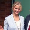 Cameron Diaz totalement stylée dans un petit short crème simplement splendide en soie drapée signée Elizabeth and James, associé à un blazer bleu pâle, et à des chaussures compensées beiges griffées Chloé Woven.