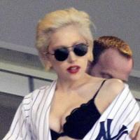 Lady Gaga : une supportrice en sous-vêtements... qui a oublié sa classe au vestiaire !