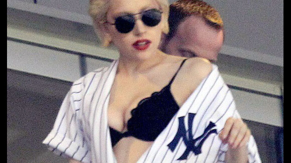 Lady Gaga : une supportrice en sous-vêtements... qui a oublié sa classe au vestiaire !
