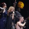 Kylie Minogue rejoint les Scissor Sisters sur scène, pendant le festival de Glastonburry, le 26 juin 2010