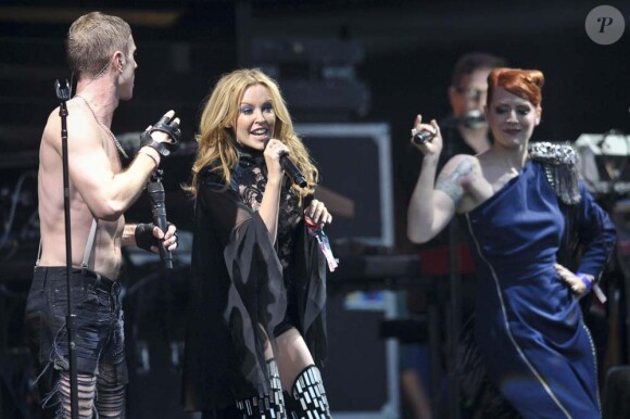 Kylie Minogue rejoint les Scissor Sisters sur scène, pendant le festival de Glastonburry, le 26 juin 2010