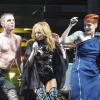 Kylie Minogue rejoint les Scissor Sisters sur scène, pendant le festival  de Glastonburry, le 26 juin 2010