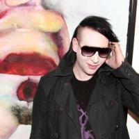 Marilyn Manson : Le rockeur inaugure ses nouvelles aquarelles... C'est ravissant !