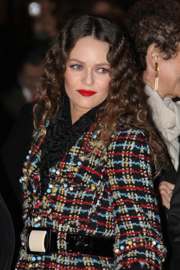 Chevelure crantée, lèvres carmins parfaitement assorties à son manteau en tweed Chanel... Vanessa est divine !
