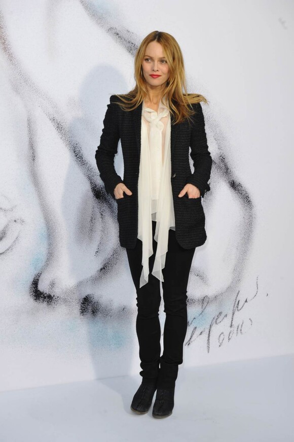 Vanessa Paradis, en mode casual chic lors du défilé Chanel, le 9 mars 2010 à Paris